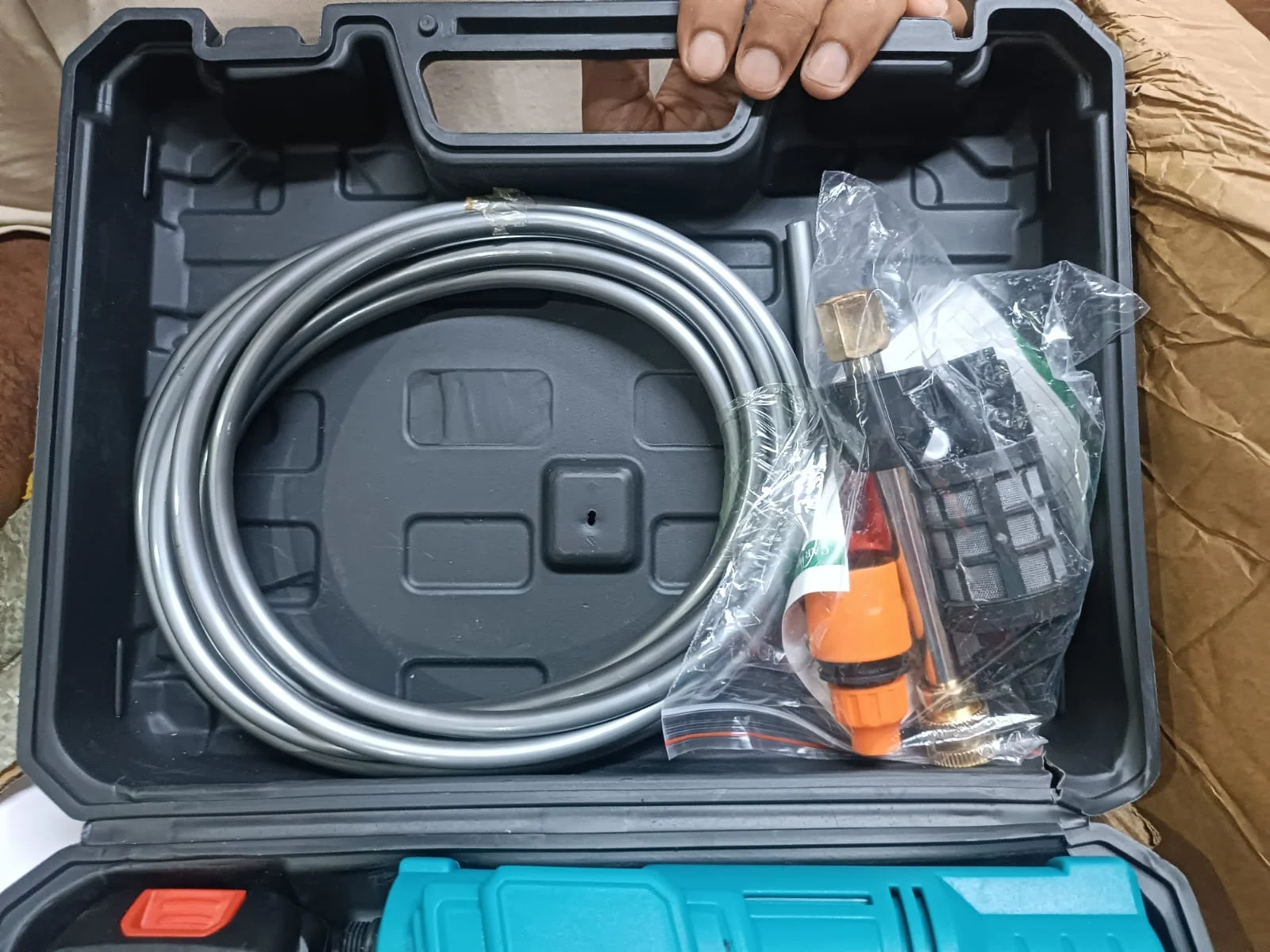 Cordless High Pressure Washer Gun with 2 Batteries – Car Wash & Garden - photo 2